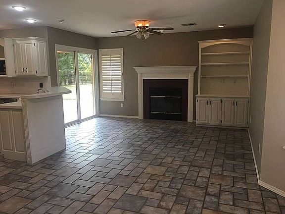 3rd image of 2406 Arlington Dr