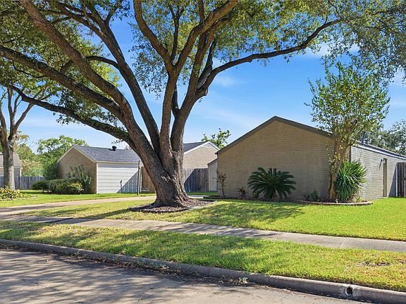 3rd image of 2211 Kinbrook Dr