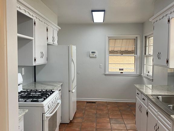 3rd image of 621 SW 44th St