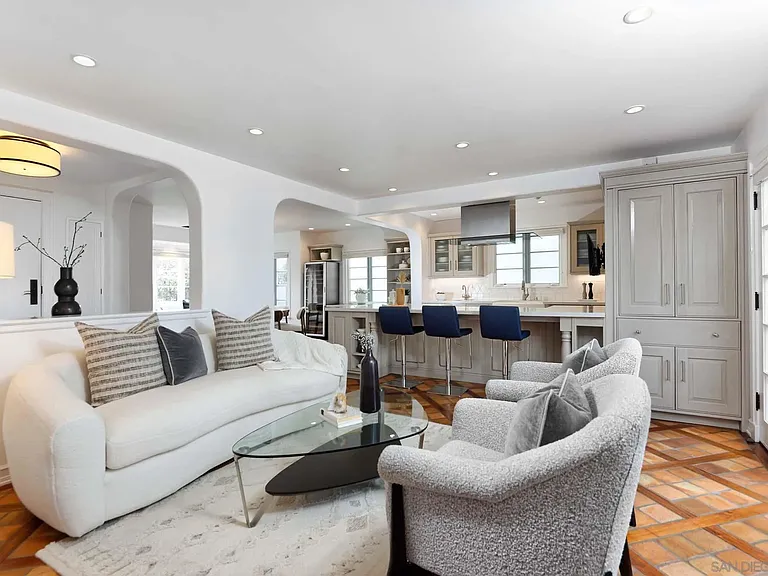 438 Sea Ln — Photo 3