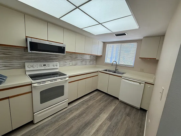 255 Fenwick Dr #18 — Photo 8