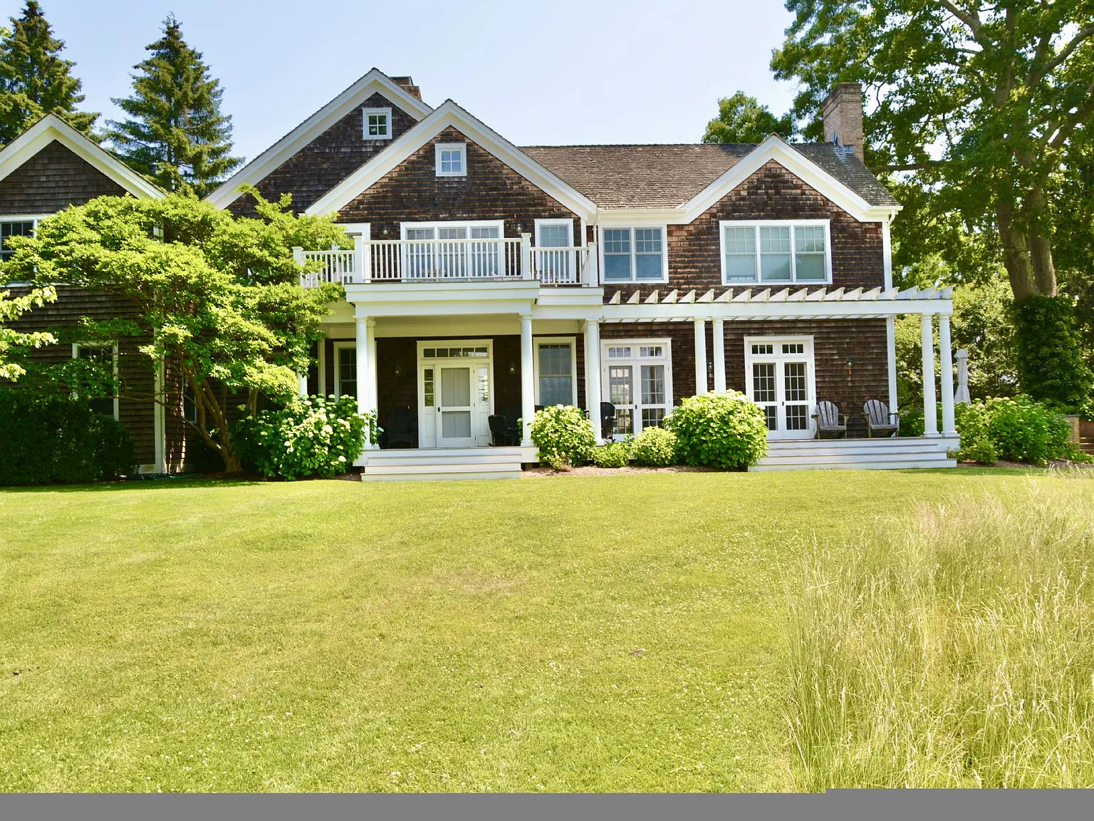 Traditional with Pool & Tennis and Waterview — Photo 1