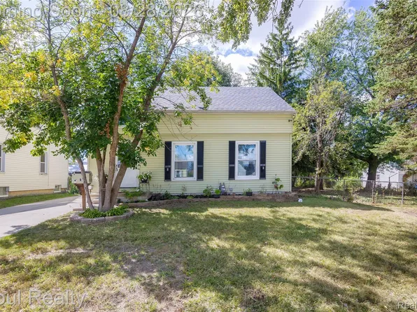 17520 Matthews St, Riverview, MI 48193