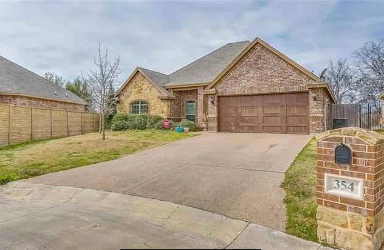 Spacious 4 Bed, 2 Bath Single Family Home in Willow Park - $2625/mo — Photo 1