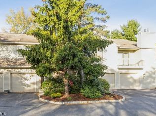 27 Spruce Run #27, Ramsey, NJ 07446