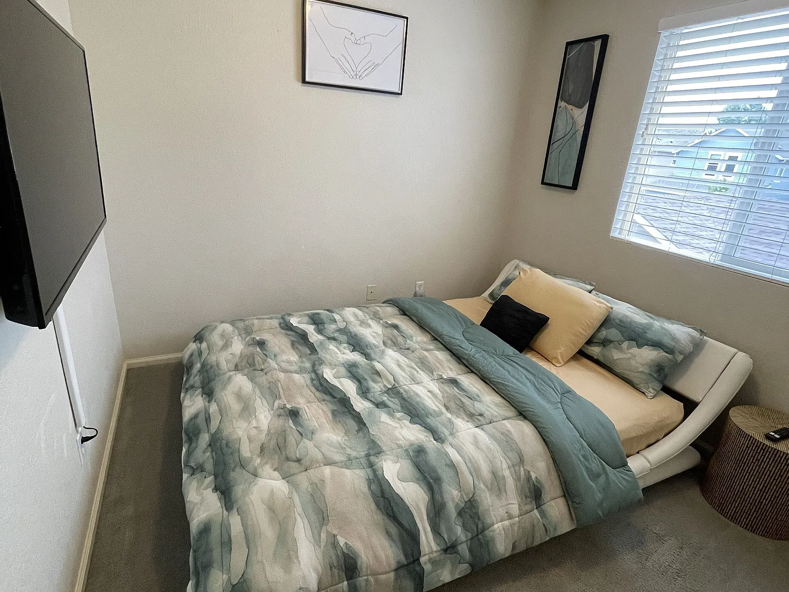 3 bed, 1400 sqft, $4,300 — Photo 3