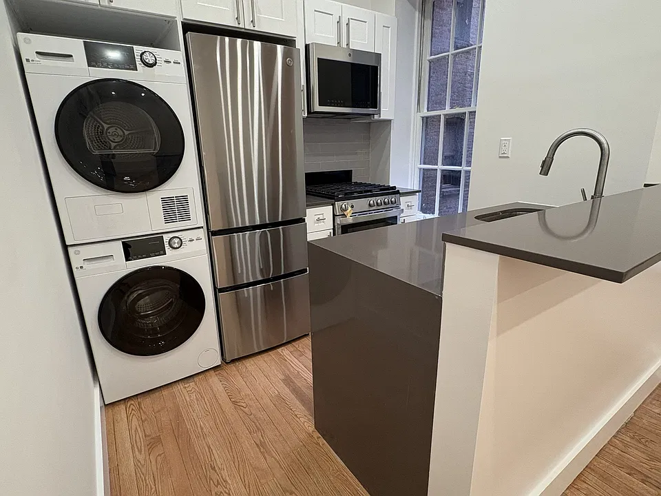 240 E 21st St #3FE