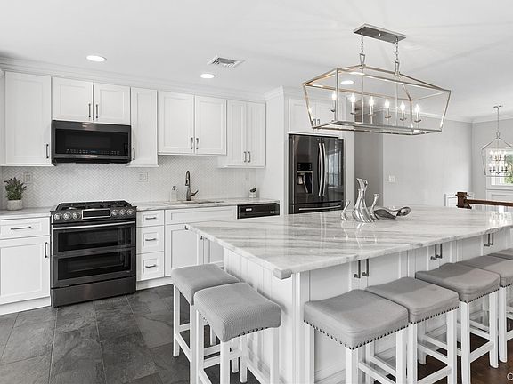 3rd image of 162 Stuyvesant Road