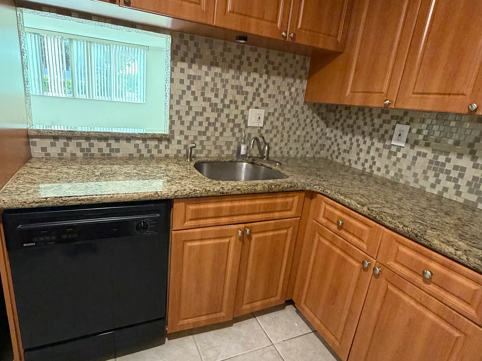 3 bed, 1200 sqft, $2,650 — Photo 4