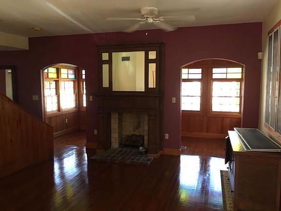 3rd image of 909 SE 1st Ave
