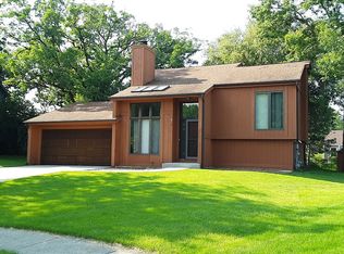 6 Oak Leaf Ct, Woodridge, IL 60517