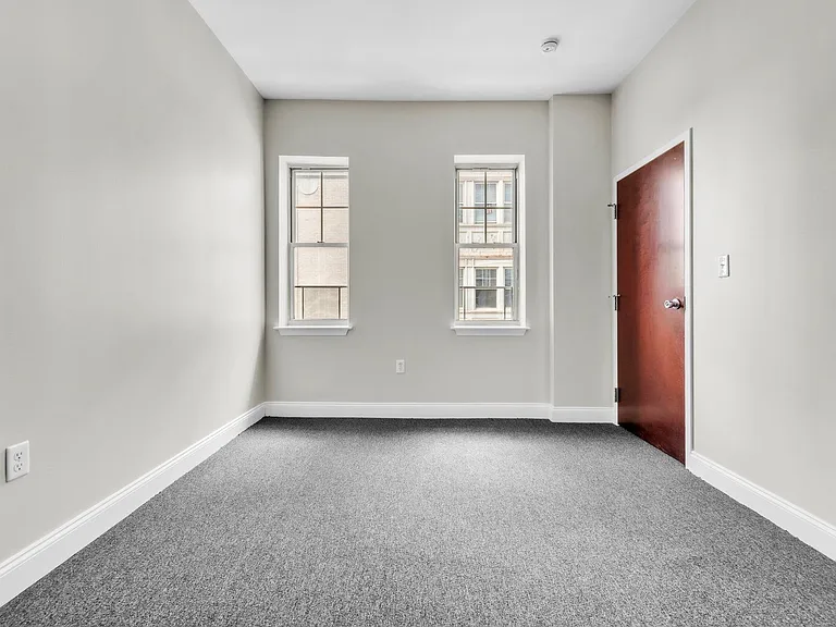 Farmington Avenue Apartments — Photo 14