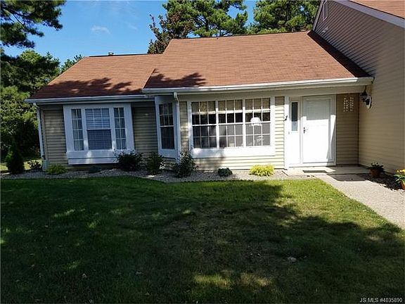 2nd image of 904A Stratford Ct