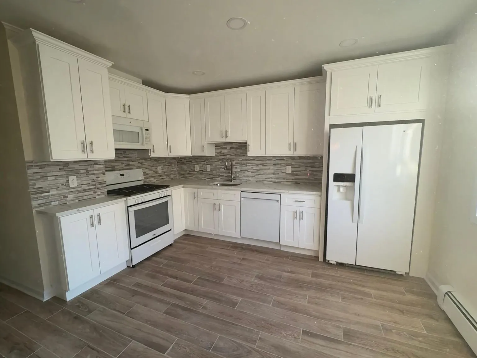 273 Davis Ave — Photo 2