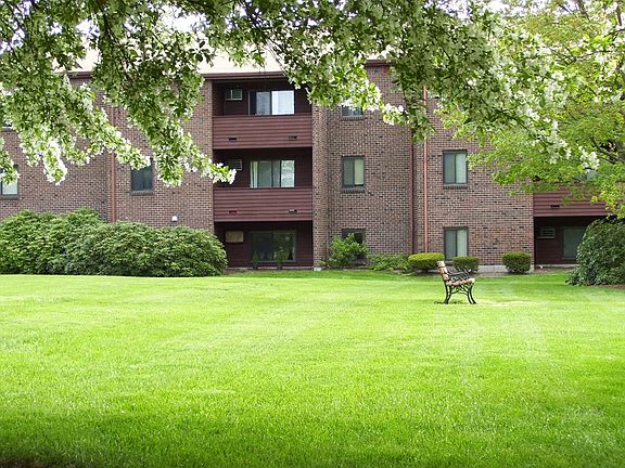 2nd image of 15 Davis Rd APT B8