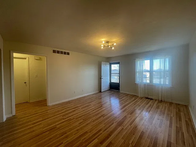 2 bed, 1000 sqft, $1,300 — Photo 2