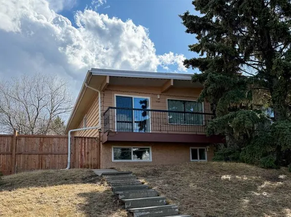 11723 E Canfield Rd SW, Calgary, AB T2W 1J6
