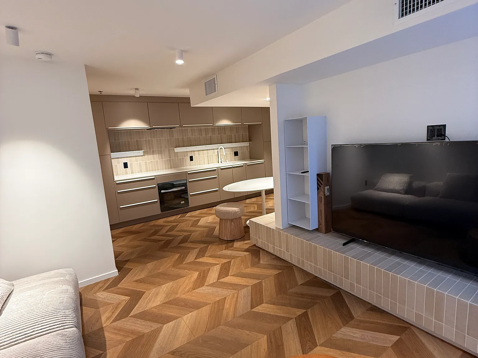 Burton Way Apartments — Photo 4