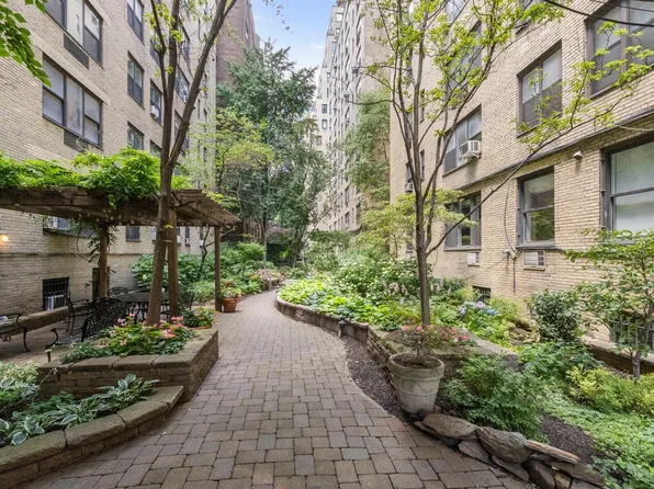 424 East 52nd Street image 1 of 7