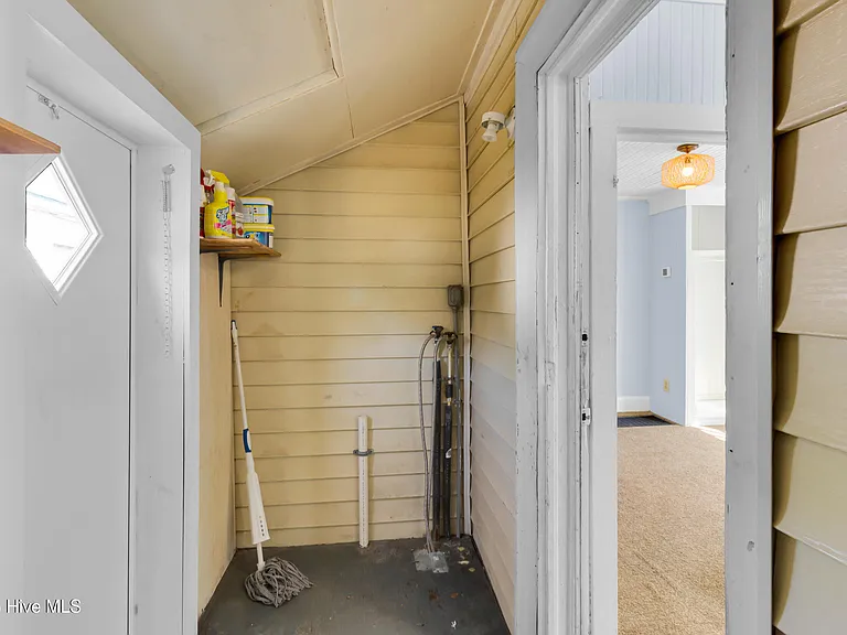 2107 Bay St — Photo 15