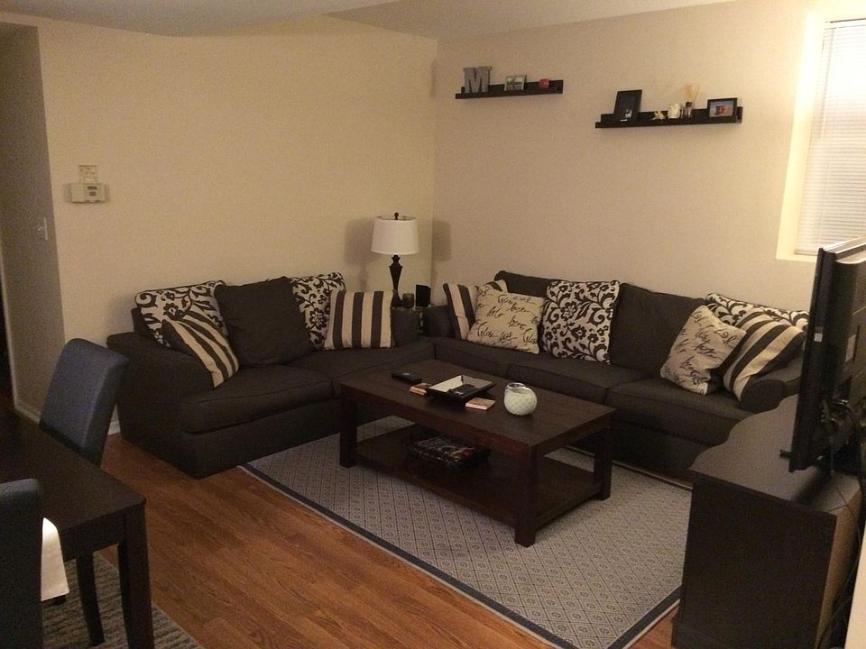 Living Room - Pic 1