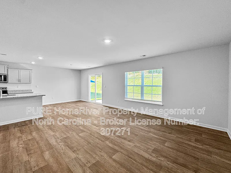 5 bed, 3.0 bath, 2511 sqft, $2,250 — Photo 2