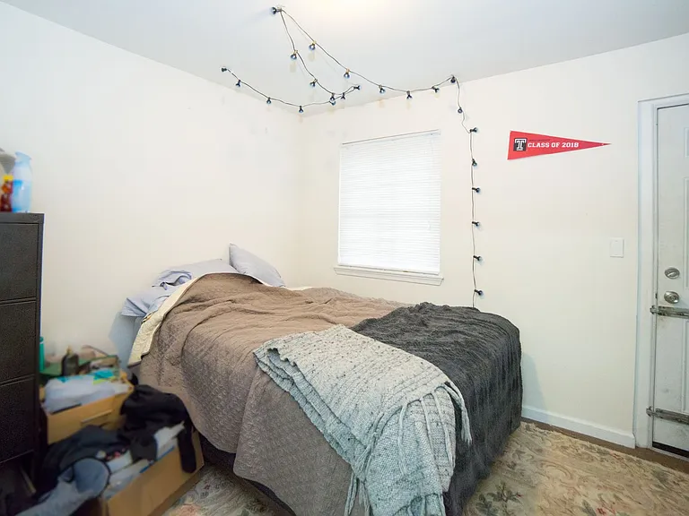 Newly Renovated Temple Apartment — Photo 4