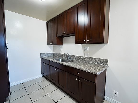 5th image of 1020 E 12th St APT 6
