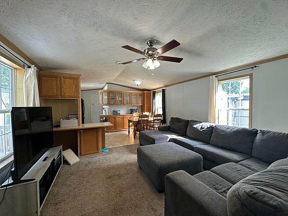 3rd image of 67 Hampton Ln
