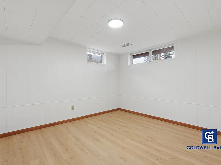 1444 Ames Ave E — Photo 17