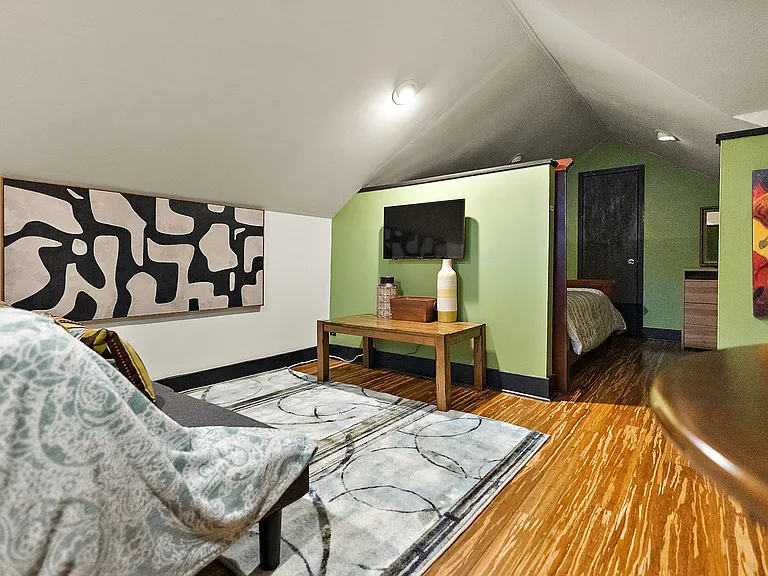1733 Myrtle St — Photo 2