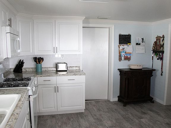 5th image of 21 Bayshore Dr E