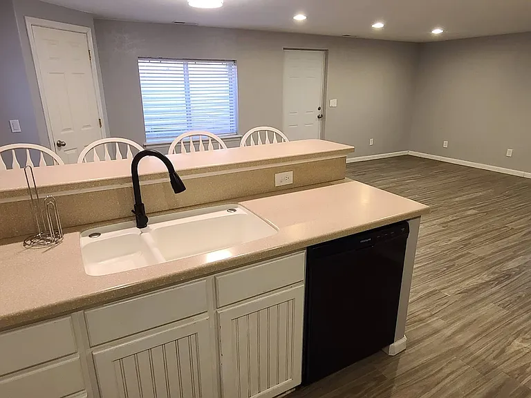 1182 E Searle Ln — Photo 6