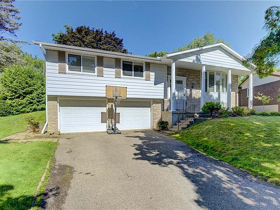 3rd image of 106 Autumn Hill Cres