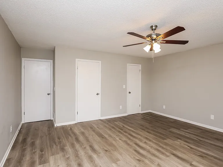 649 Edwards Ct — Photo 13