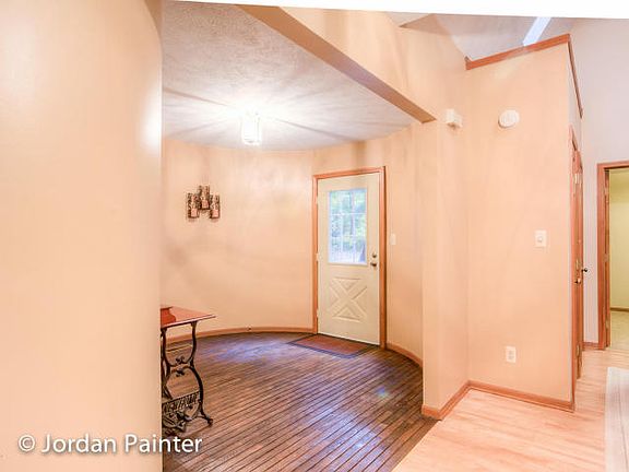 5th image of 3719 Jasmine Ave NE