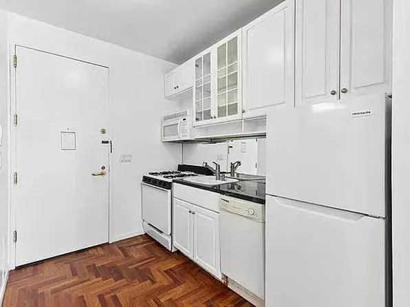 250 East 54th Street image 4 of 5