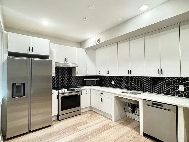 Gorgeous New Diamond St Construction Boasting Luxury Finishes — Photo 27