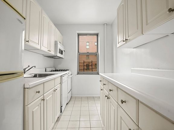 5th image of 322 E 63rd St #5D