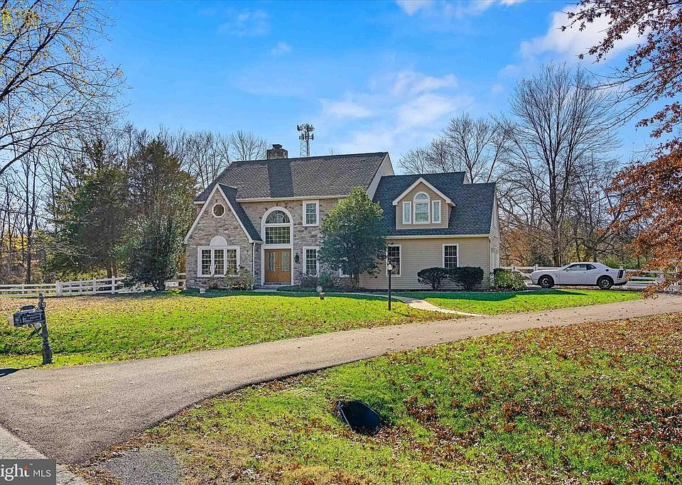 1st image of 4 Galahad Ln