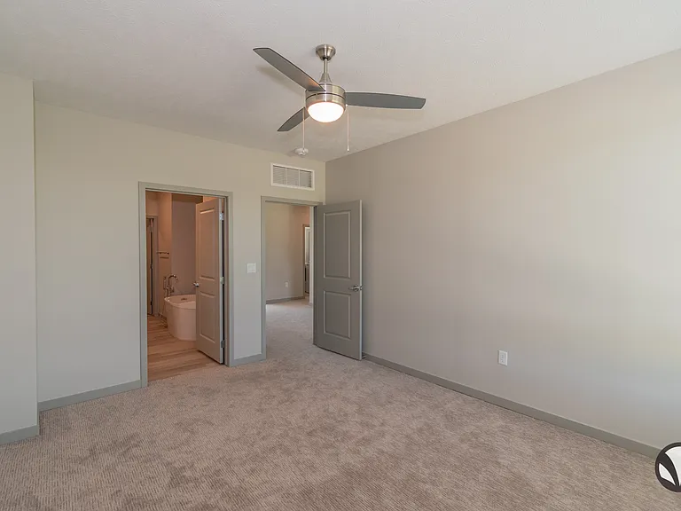 Chateau at Yankee Hill Apartments — Photo 27