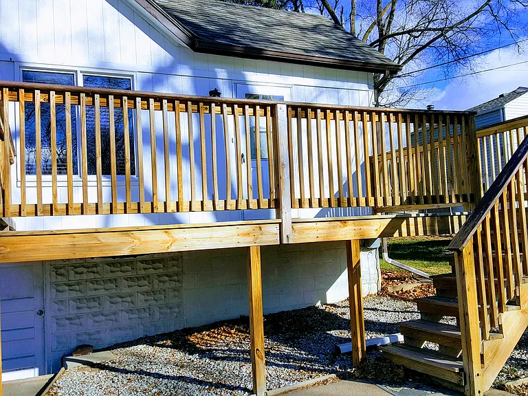 Deck in the back of the house