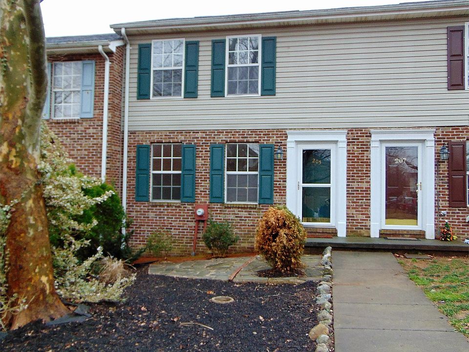 1st image of 205 Willowbrook Ct #1