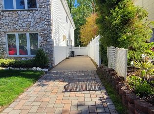 4 Oak Ln, Staten Island, NY 10312