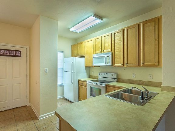 5th image of 5 Old Courthouse Way #C