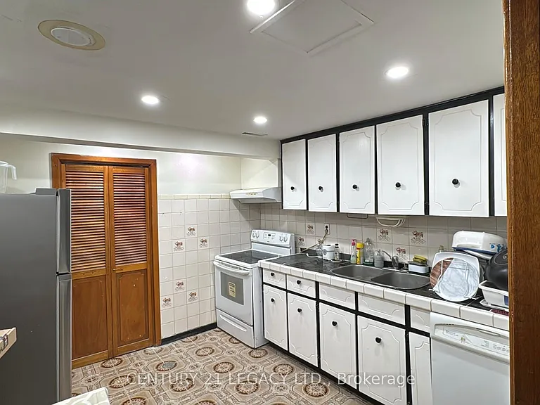 55 Maryhill Dr — Photo 3