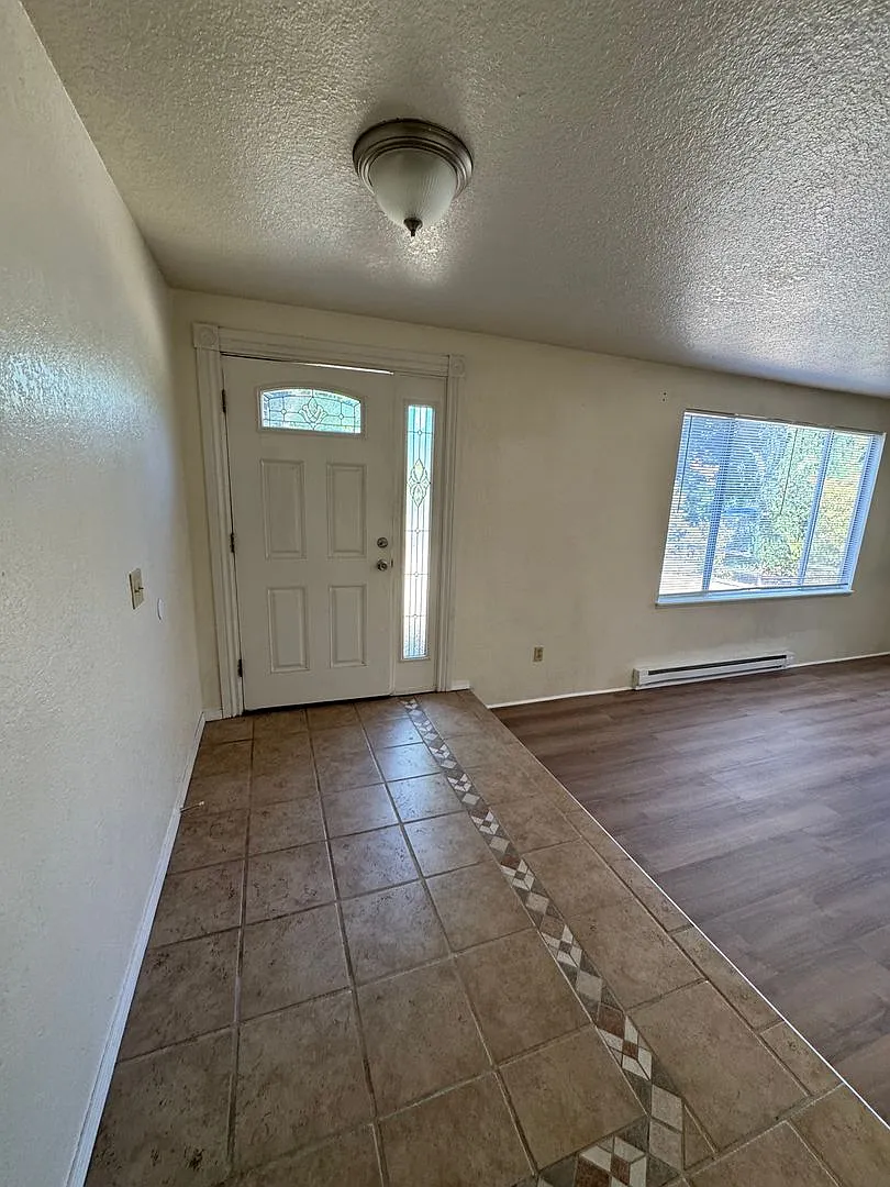Green area 3 Bedroom 2 Bath with Garage — Photo 4