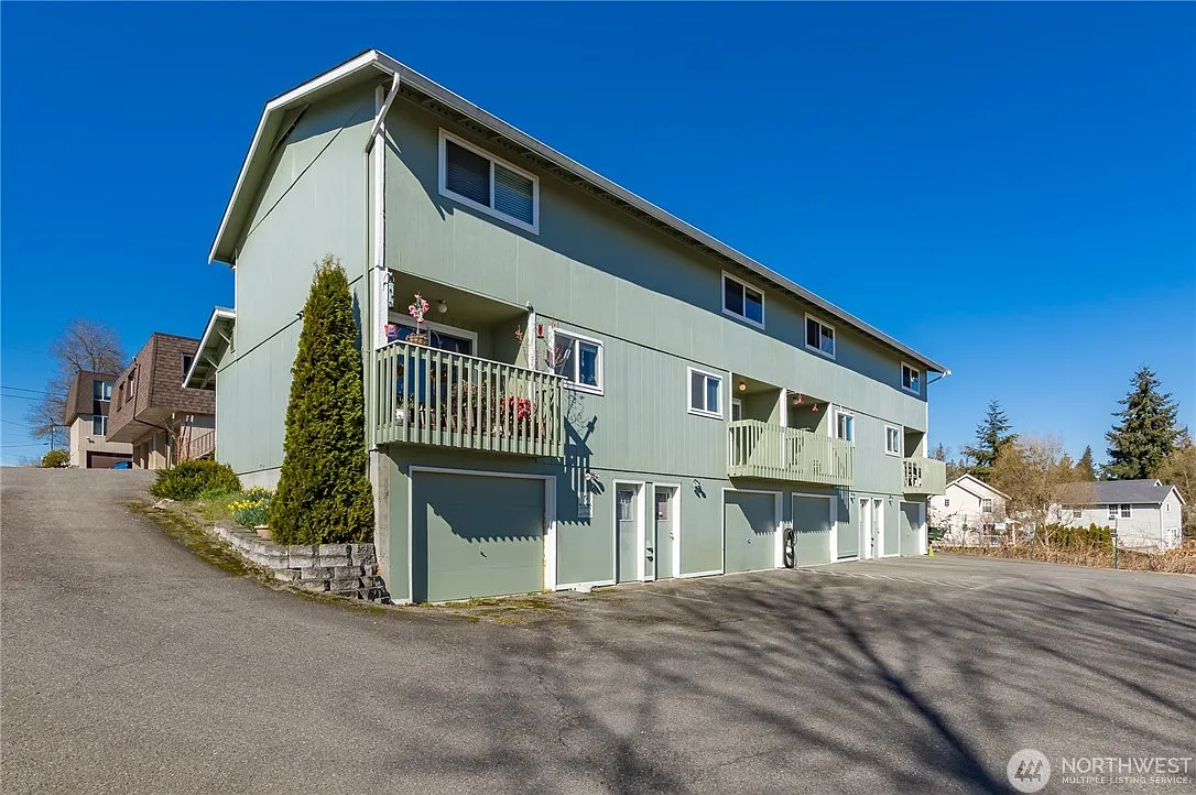 2 bed, 1.5 bath, 1100 sqft, $2,400 — Photo 2