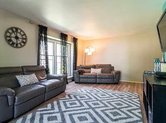 2nd image of 527 Manor Cir #122