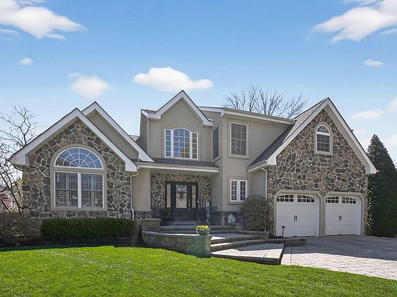 3rd image of 310 Newton Ct